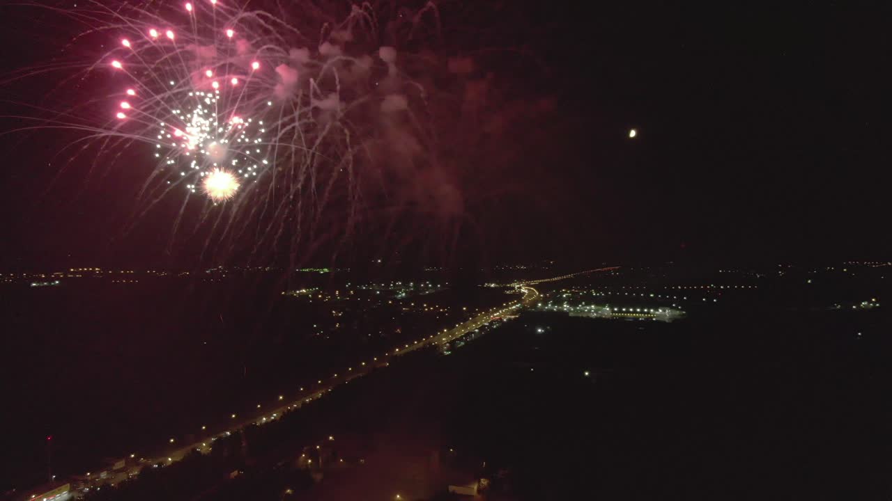 dentro de los fuegos artificiales en el cielo oscuro imágenes aéreas de drones