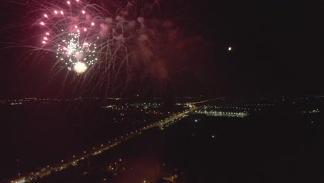 dentro de los fuegos artificiales en el cielo oscuro imágenes aéreas de drones
