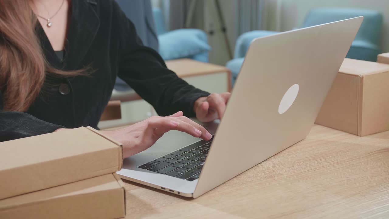 Young Transgender Woman Uses A Laptop To Chat With Customers Who Come To Order Product, New Young Businesses That Can Work From Home And Deliver Their Goods By Post, Sell Online Or Online Sell