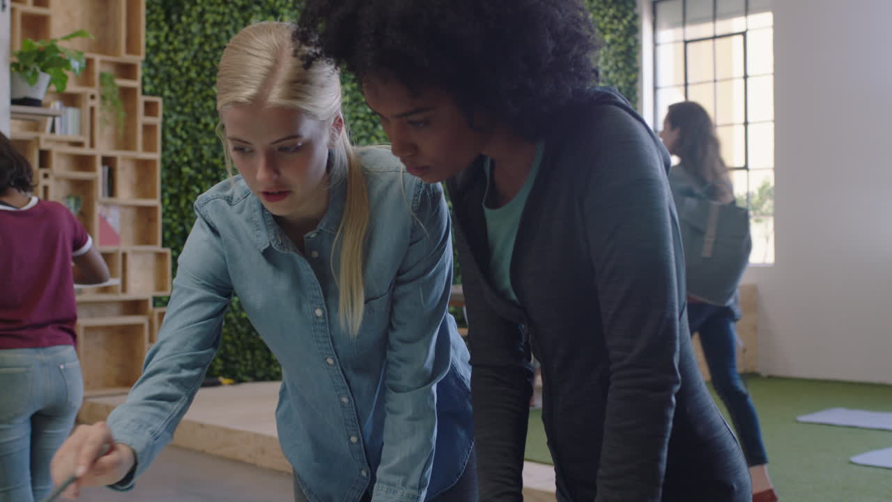 mujeres de negocios jóvenes haciendo una lluvia de ideas trabajando juntas compartiendo ideas colaborando en proyectos disfrutando del trabajo en equipo en el lugar de trabajo moderno de la oficina