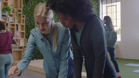 mujeres de negocios jóvenes haciendo una lluvia de ideas trabajando juntas compartiendo ideas colaborando en proyectos disfrutando del trabajo en equipo en el lugar de trabajo moderno de la oficina