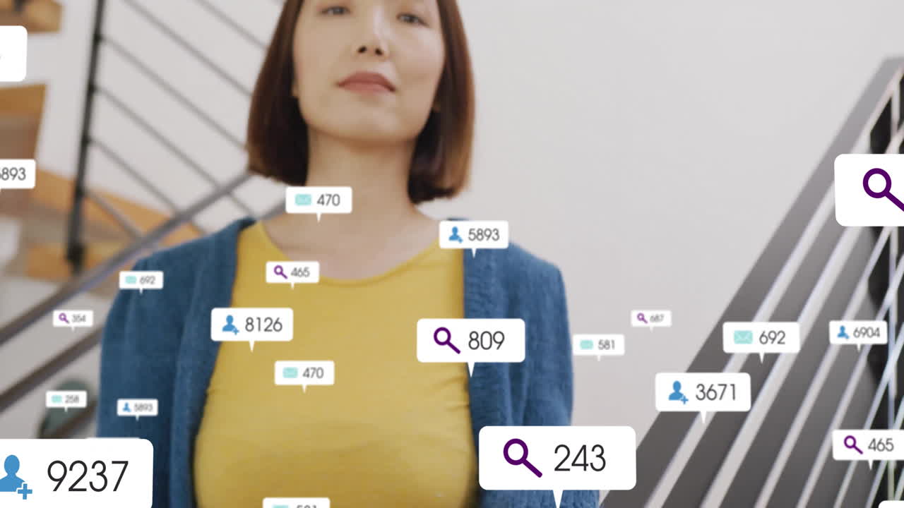 búsqueda y estadísticas de redes sociales animación sobre mujer de pie en el interior