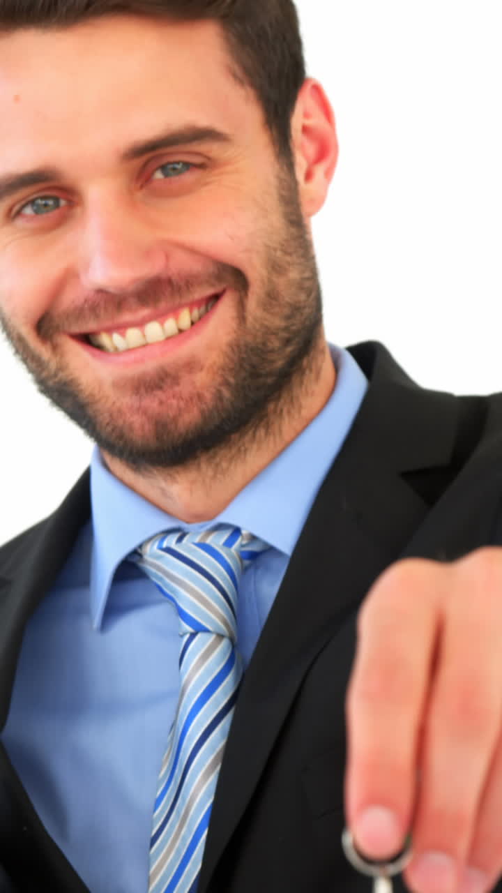 retrato de un hombre de negocios sosteniendo llaves