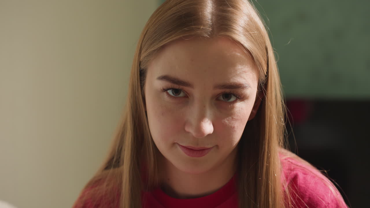 Una mujer escucha atentamente, la interlocutora muestra preocupación mientras habla junto a la cama en una habitación acogedora. La joven demuestra gran atención y preocupación mientras interactúa con una amiga íntima en un ambiente íntimo.