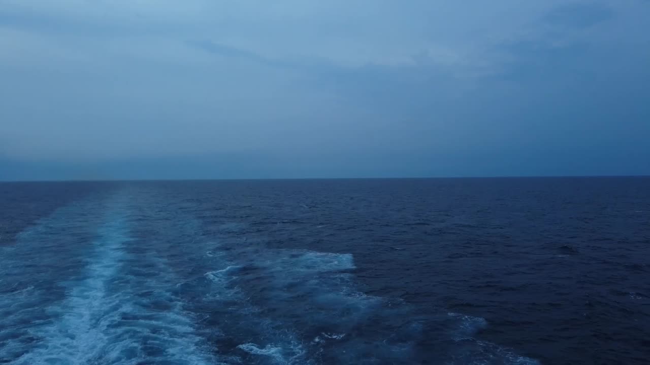Timelapse della scia sul retro di una nave da crociera - Alta velocità.