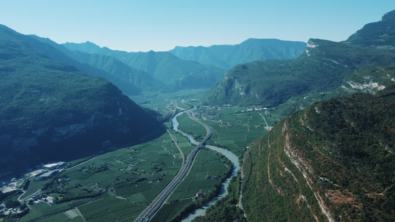 vista aérea del valle alpino con carretera y viñedos