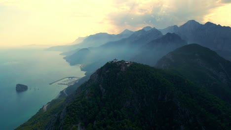 video aéreo 4k de un drone de una estación de cable de tunektepe teleferik posicionada en la cima de la colina con las montañas en el fondo