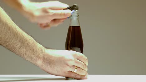 cámara lenta abre una botella de cola 4k