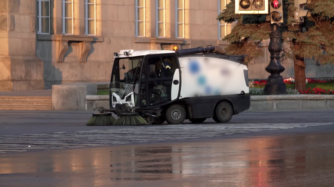 barredora de calles limpiando una calle de la ciudad
