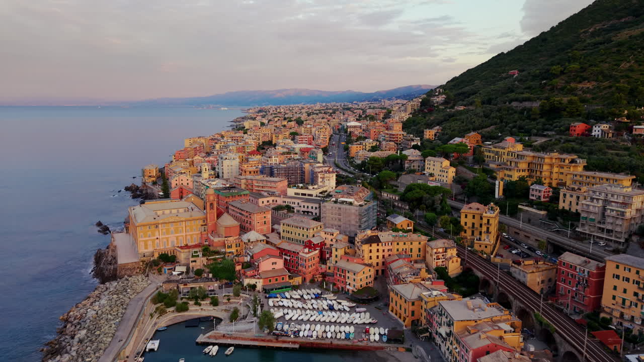 Veduta aerea dell'antico villaggio di pescatori di Nervi, Genova, Italia, all'ora d'oro