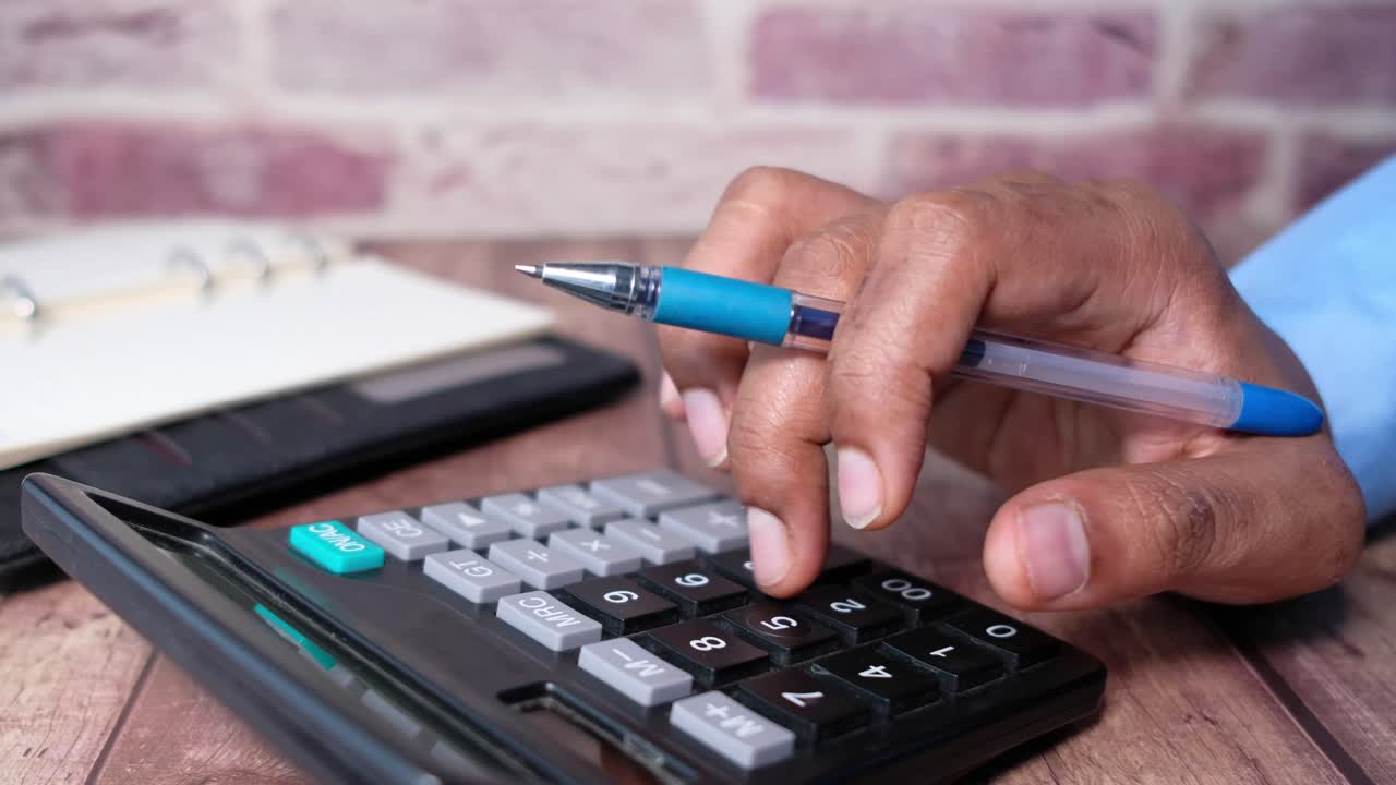 persona que utiliza una calculadora