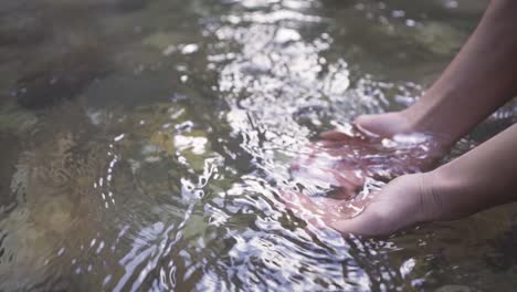 Eine-Handvoll-Wasser-Aus-Dem-Bach.-Zeitlupe.