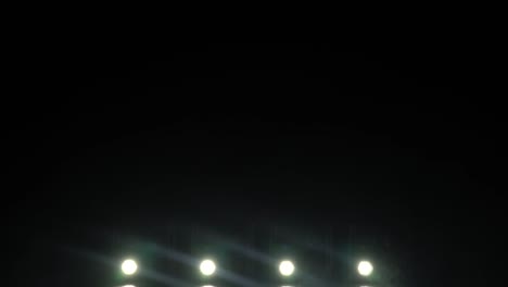 conjunto de luces de concierto parpadeando y moviéndose en el escenario