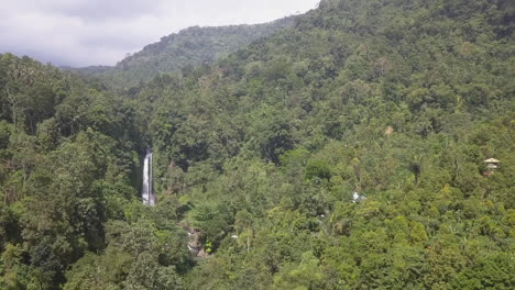 Flug-Zum-Hohen-Dschungelberg-Wasserfall-Im-Norden