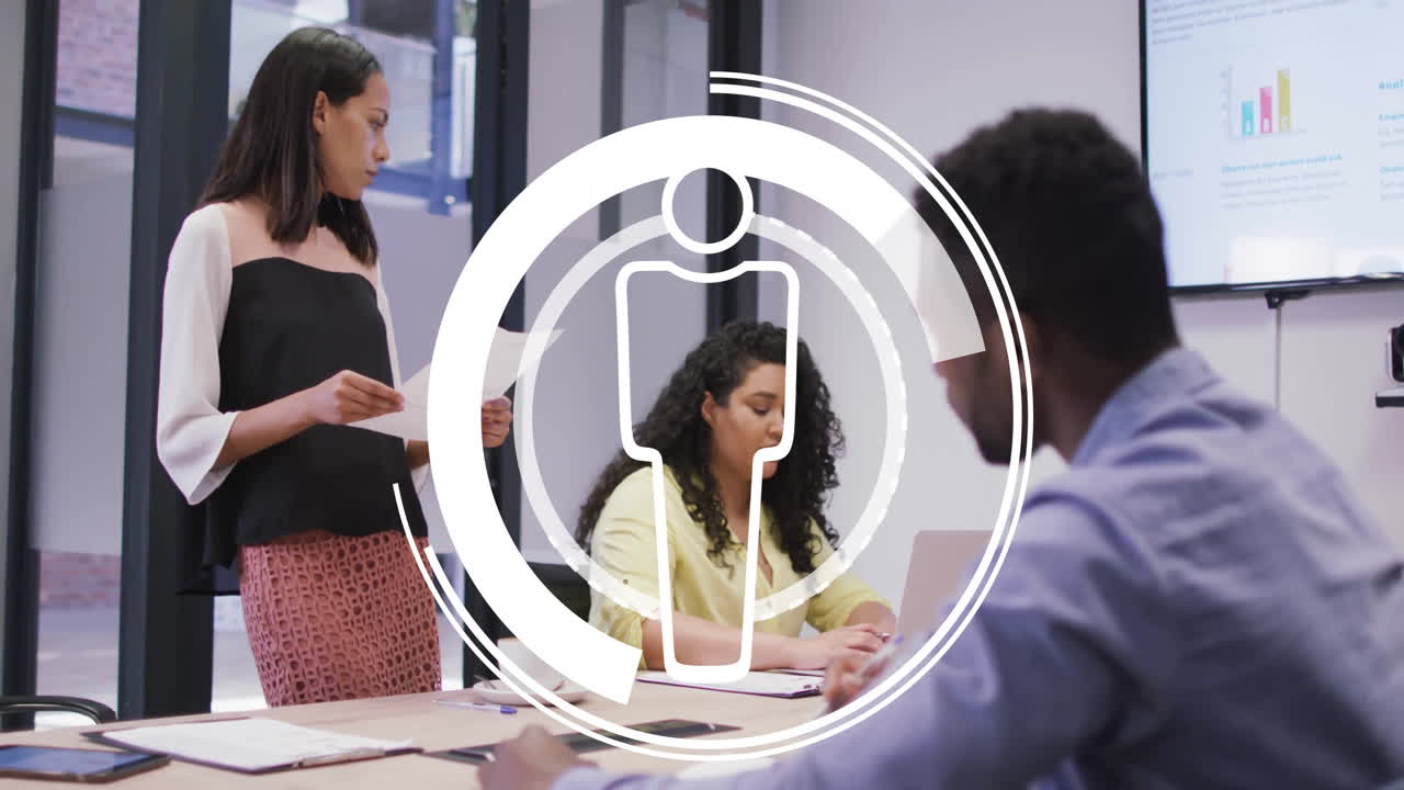 Discutindo dados em reunião de negócios, equipe diversa colaborando com ícones animados.
