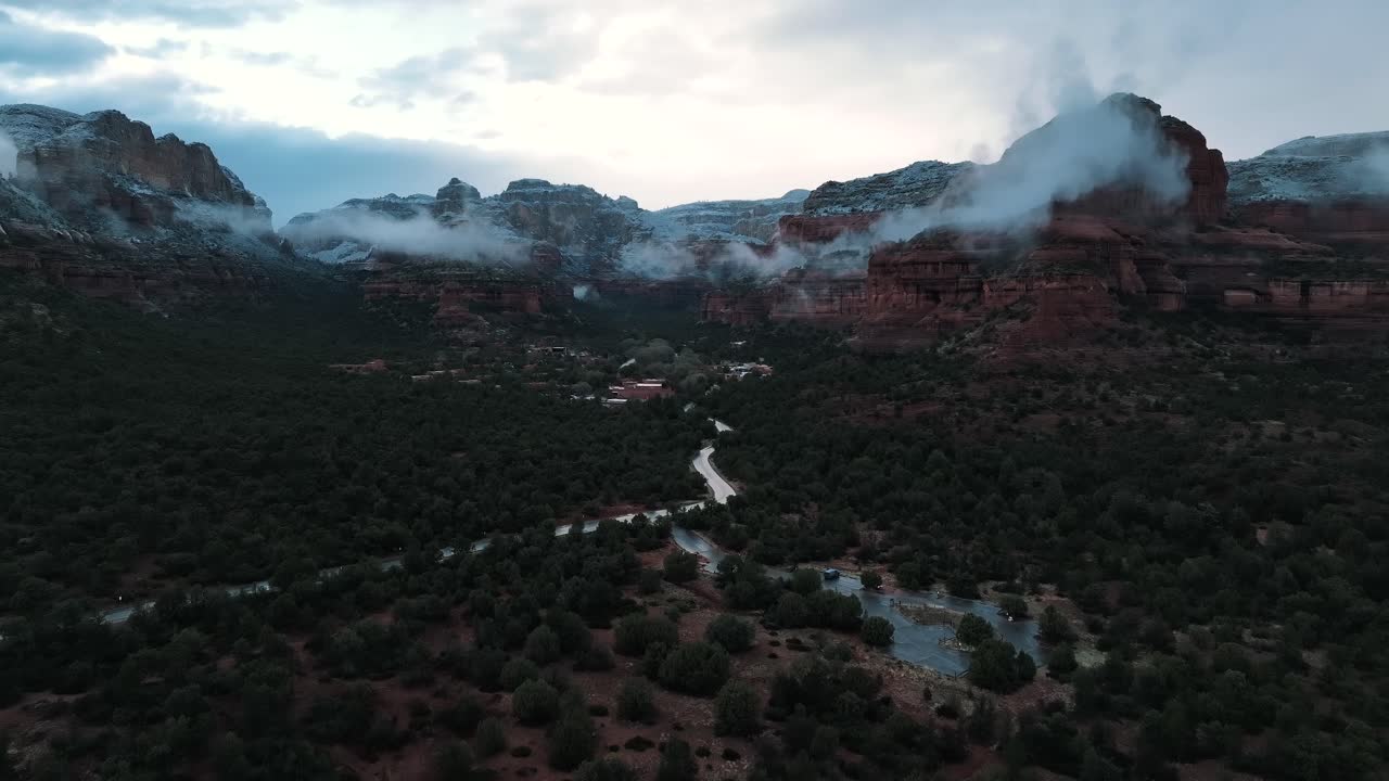 tåget sky over red rock canyons i sedona, arizona