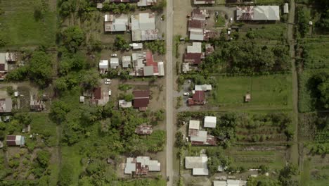 Ciudad-Suburbana-Remota-En-El-Borde-De-La-Selva-Tropical-En-Java,-Antena