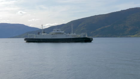 Eine-Fähre-Fährt-An-Einem-Sonnigen-Sommertag-In-Norwegen-Durch-Einen-Fjord