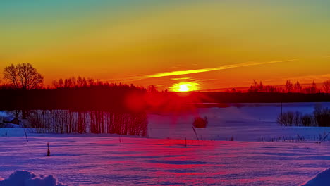 Zeitraffer-Des-Gesättigten-Sonnenaufgangs,-In-Dem-Die-Sonne-über-Einer-Gefrorenen,-Schneebedeckten-Lichtung-Aufgeht