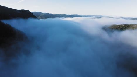 una espesa niebla matutina envuelve el amplio valle.