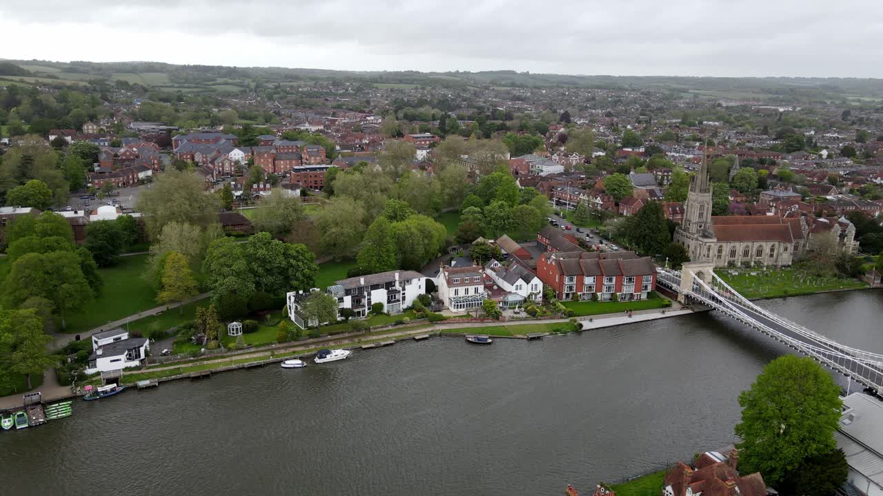 ciudad de marlow buckinghamshire en el río támesis uk panorama aéreo sobre la ciudad 4k