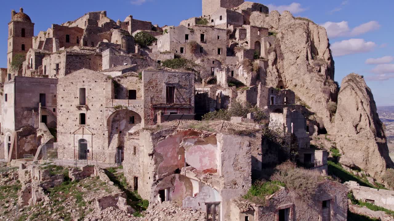 Città fantasma abbandonata con paesaggio aspro, Craco, Matera, Italia