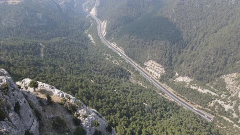 Luftaufnahme-Eines-Autos,-Das-Mitten-Im-Wald-Fährt,-Drohnenaufnahmen-Einer-Zick-Zack-Straße-Zwischen-Dem-Wald,-Wunderschöne-Aufnahmen-Des-Waldes