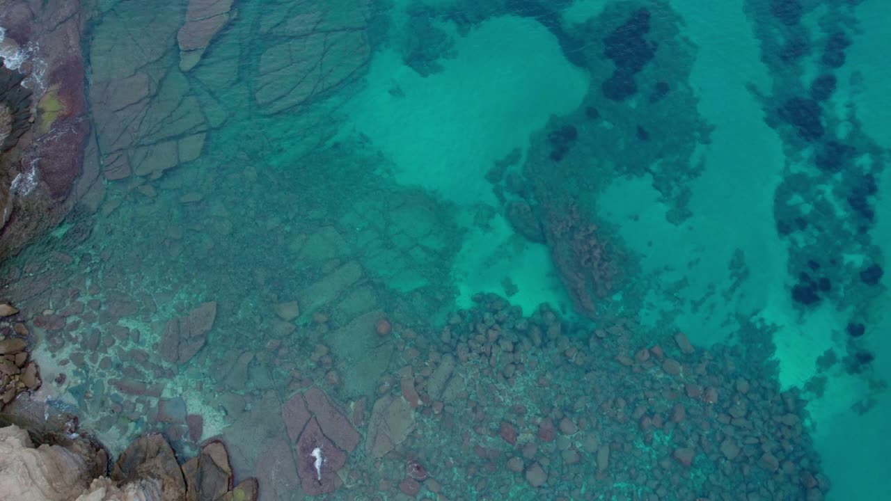 Vista aérea de costas rocosas con agua cristalina en el mar Mediterráneo. Toma aérea.