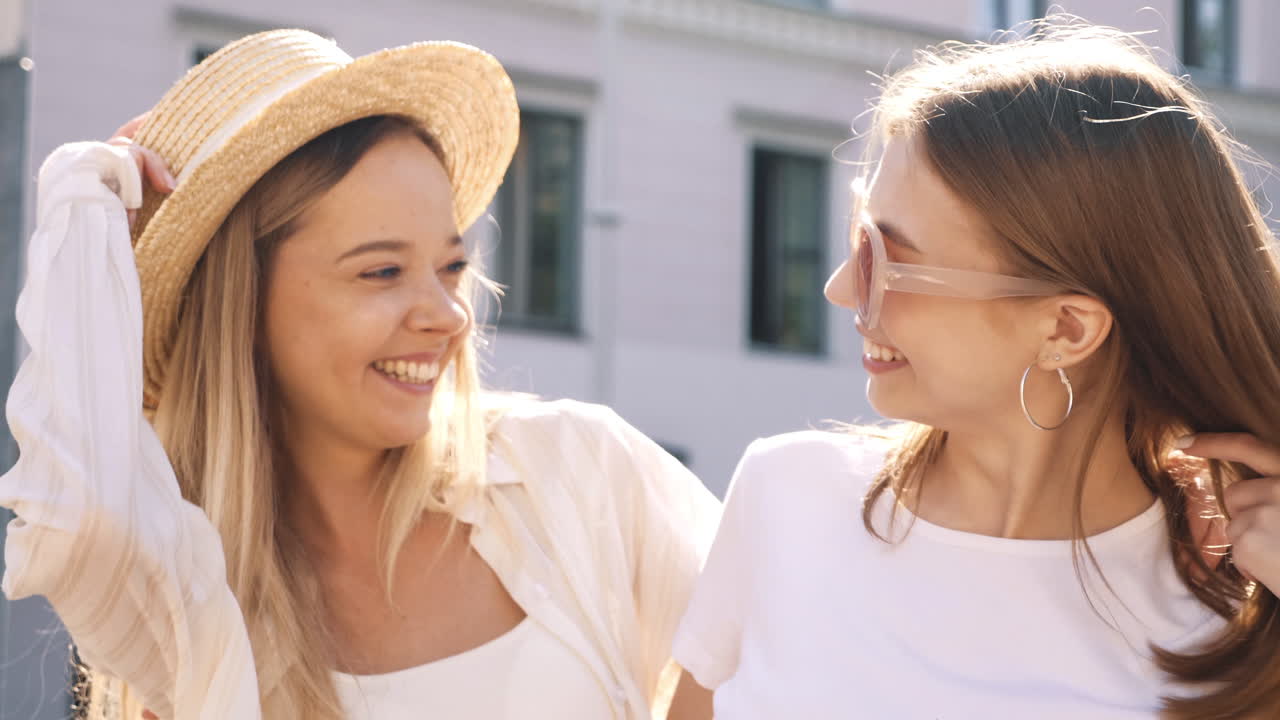 두 명의 행복한 친구들이 도시를 즐기고 있습니다.