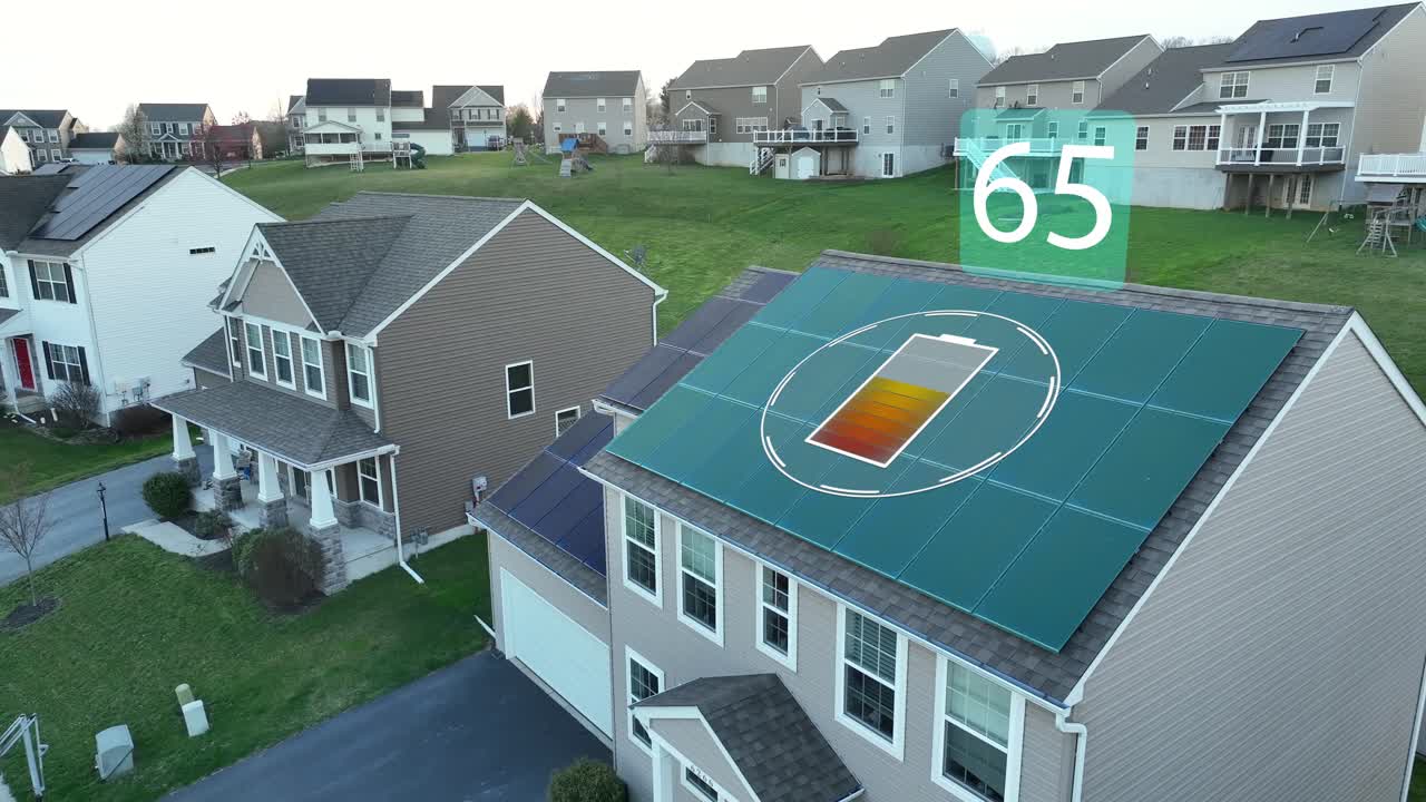 conjunto de paneles solares en la azotea de una casa americana