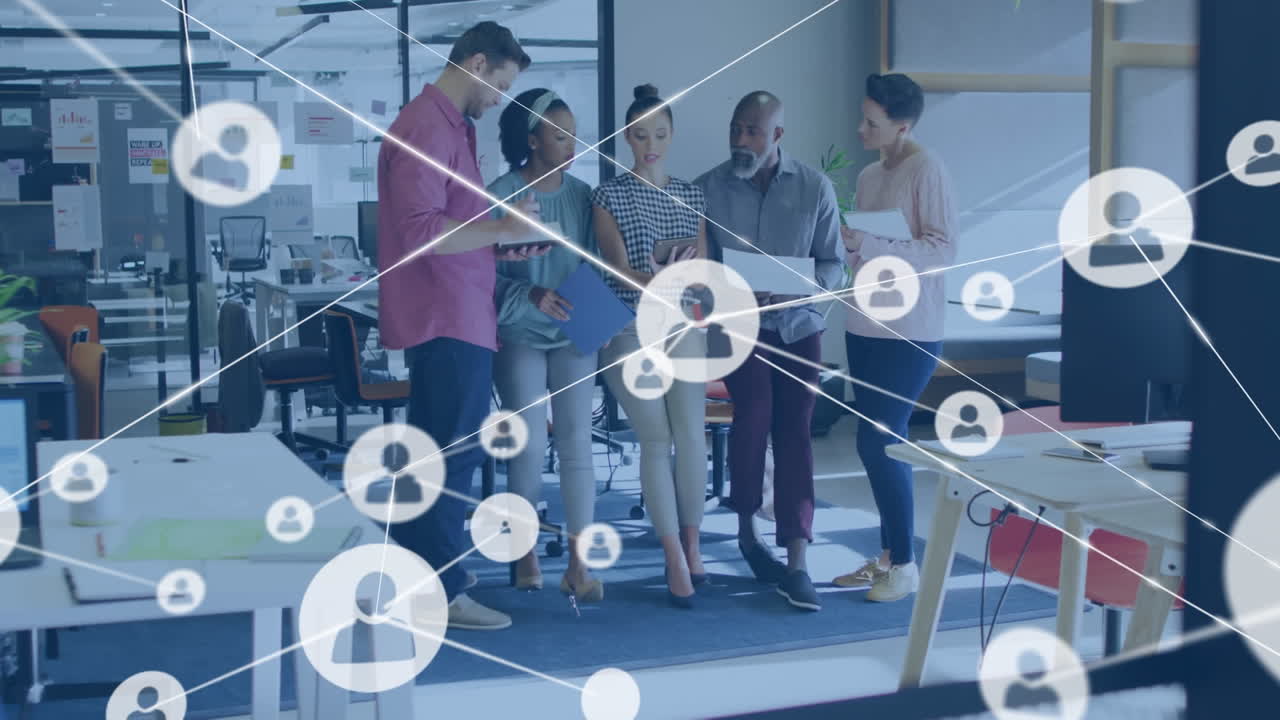 사무실에서 함께 토론하는 다양한 동료 팀에 대한 프로필 아이콘 네트워크의 애니메이션