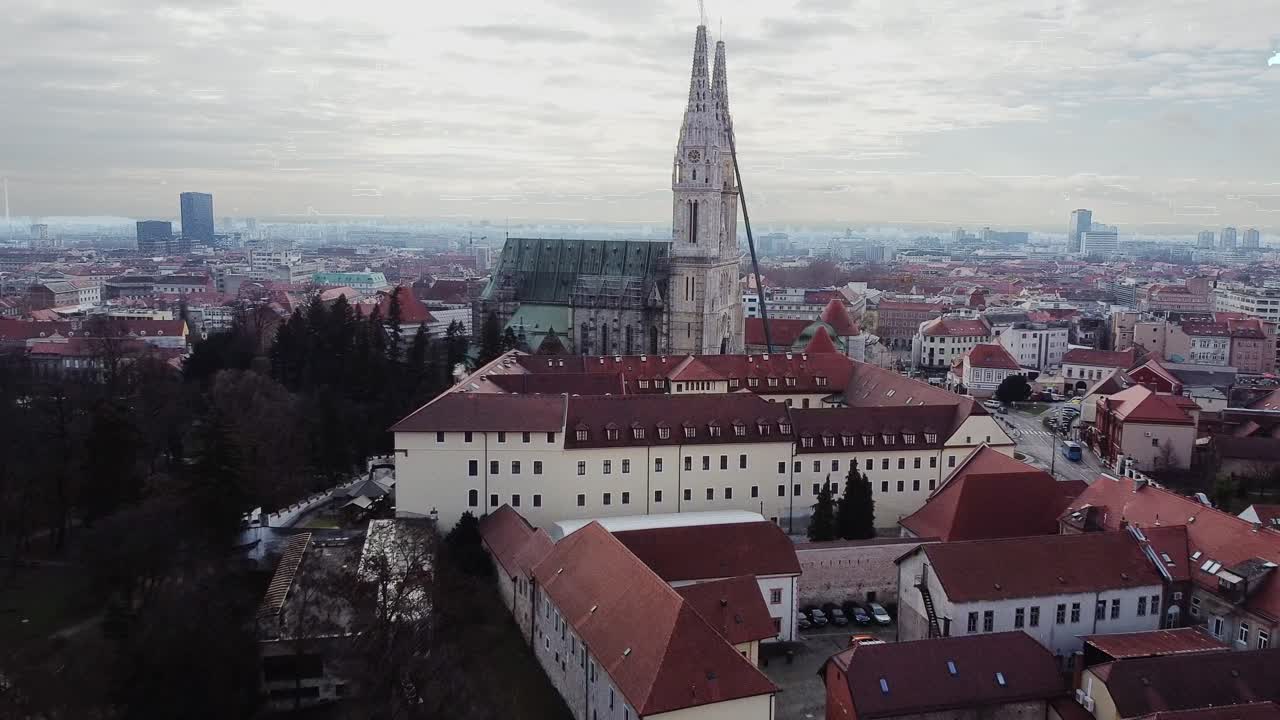 vista aérea del horizonte de la ciudad de zagreb con la catedral en el medio si el centro de la ciudad