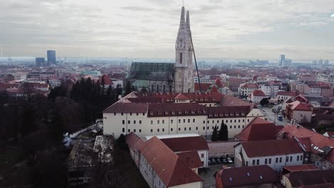 Vista-Aérea-Del-Horizonte-De-La-Ciudad-De-Zagreb-Con-La-Catedral-En-El-Medio-Si-El-Centro-De-La-Ciudad