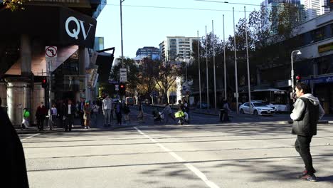 personas que cruzan la calle, ciclistas que pasan