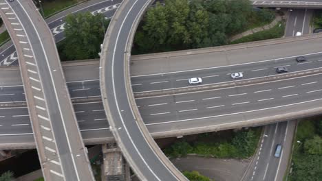 Disparo-De-Drone-Volando-Alto-Sobre-Cruce-De-Espaguetis