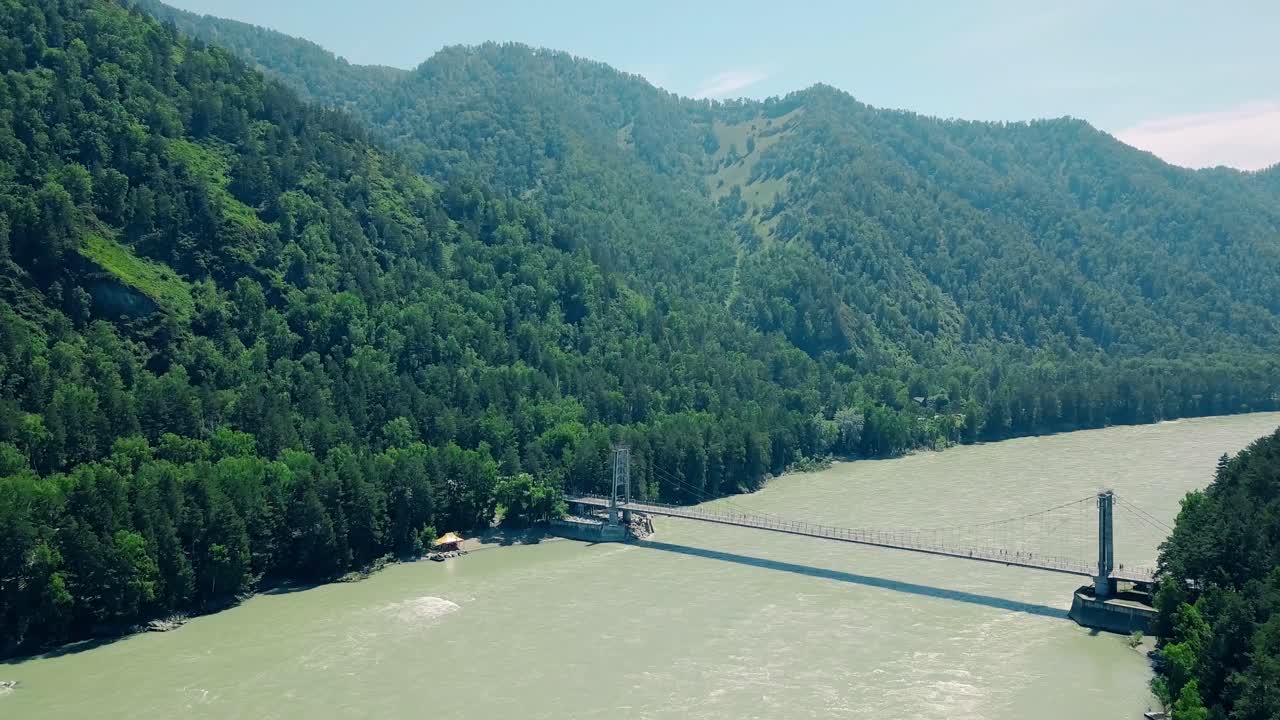 산 강 위 를 날아다니는 항공기, 자동차 다리 를 통과 하는 사람 들