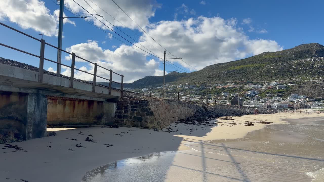 Un puente ferroviario junto a la playa de Glencairn cerca de Simonstown, Sudáfrica.