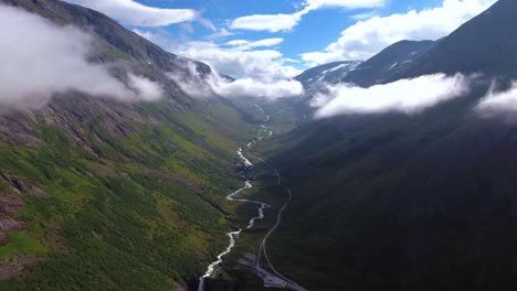 Imágenes-Aéreas-Hermosa-Naturaleza-Noruega.