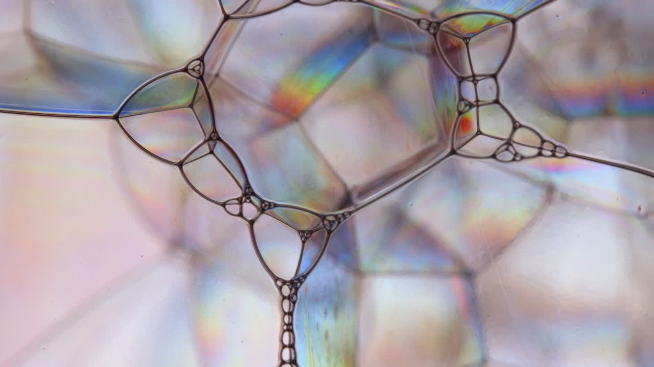 에 형성되는 밝은 무지개 색상의 매크로는