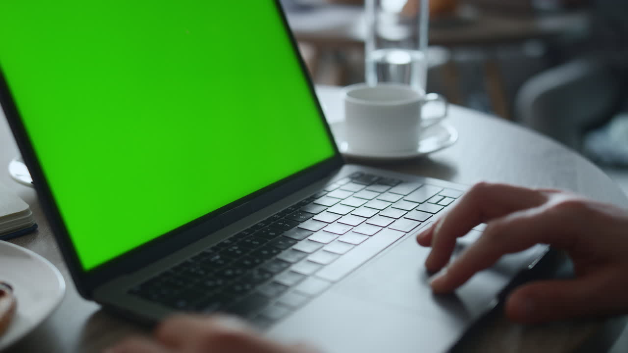 mãos de empresário tocando o teclado dispositivo de computador chave de croma trabalhando em um café.