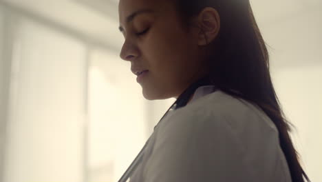 Indian-therapist-consulting-patient-in-clinic-close-up.-Portrait-of-woman-doctor