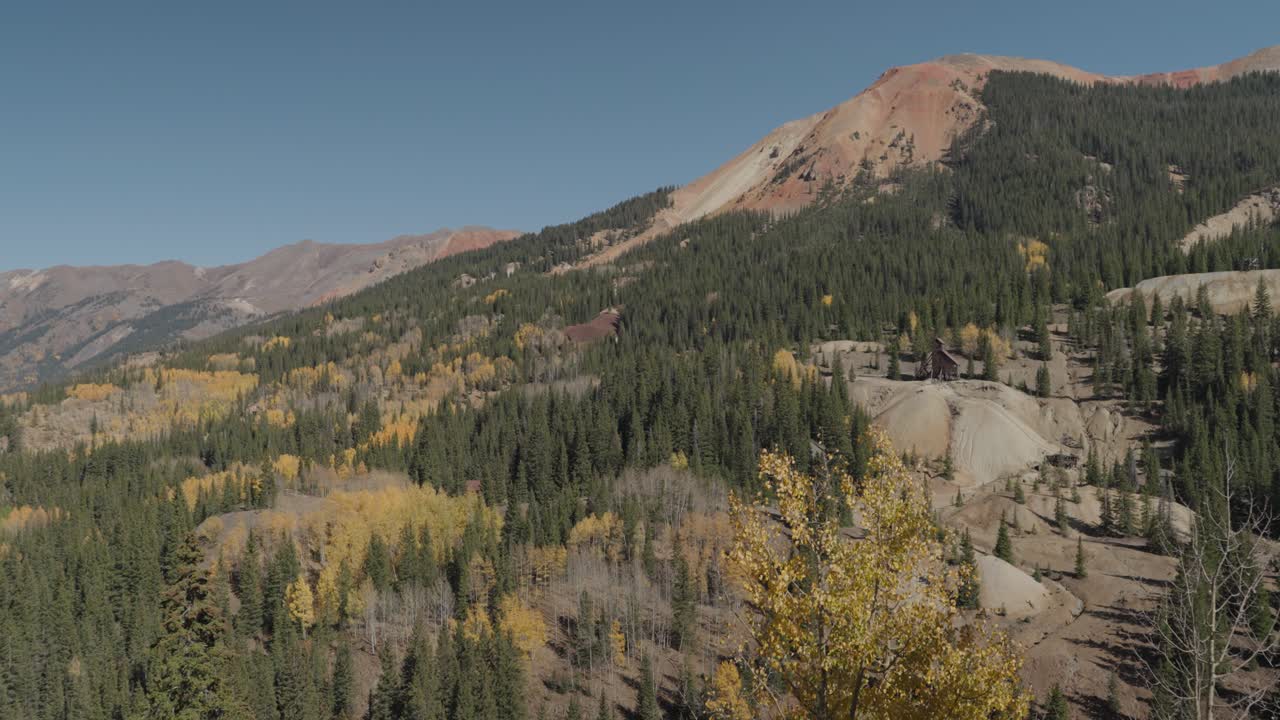 Paesaggio di montagna con fogliame autunnale