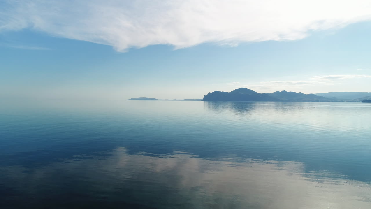 평온한 산 호수 풍경