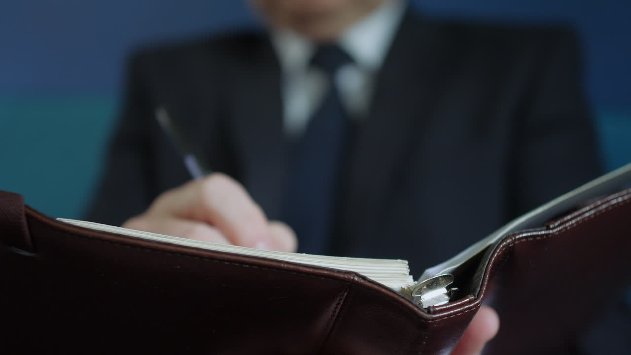 un terapeuta está tomando notas mientras escucha a un paciente