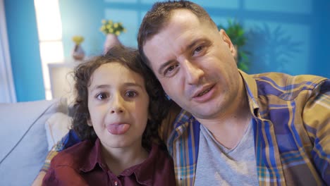 padre e hijo tomando una selfie en la sala de estar en casa, retrato de una familia feliz.