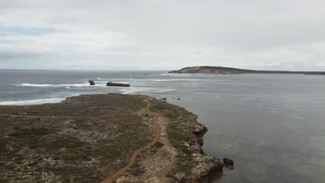 Entrada-A-Una-Bahía-O-Puerto-Y-Un-Promontorio-Rocoso