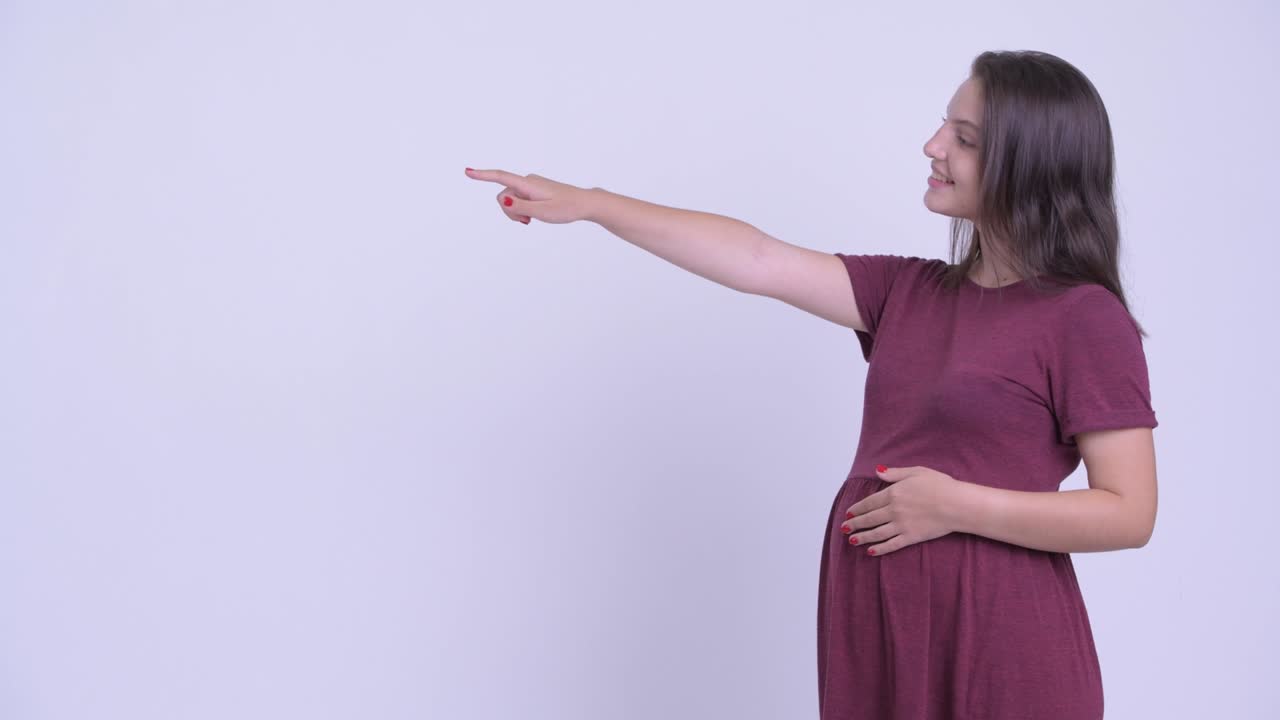 Jovem mulher grávida, bonita e feliz