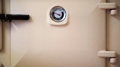 puerta de horno vintage rayburn con indicador de temperatura 4k