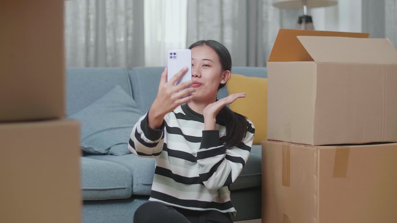 여성이 이동하는 동안 비디오 통화를 하고 있습니다.