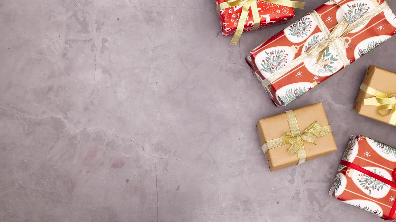 크리스마스 선물은 왼쪽과 오른쪽에서 나타나고 사라집니다.